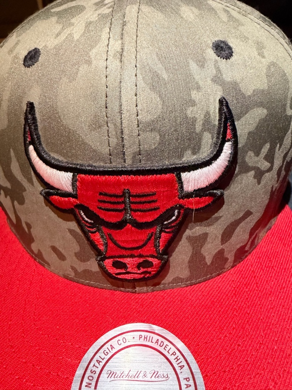 Mitchell & Ness Chicago Bulls Camo Crown Red Brim Snapback - Picture 3 of 5